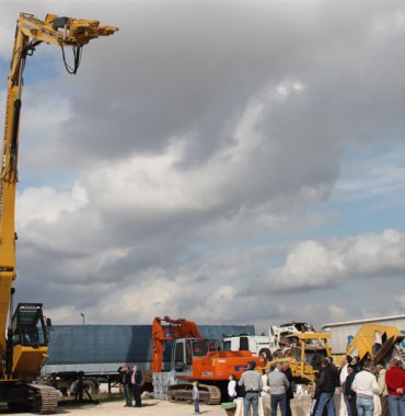 E' arrivato il Caterpillar 330D per ogni demolizione